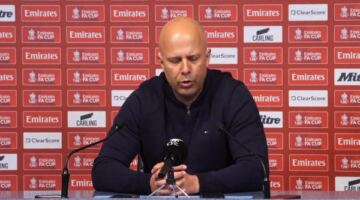 سلوت يعقب على ركلة صلاح: الأداء الجماعي أهم من الأخطاء الفردية