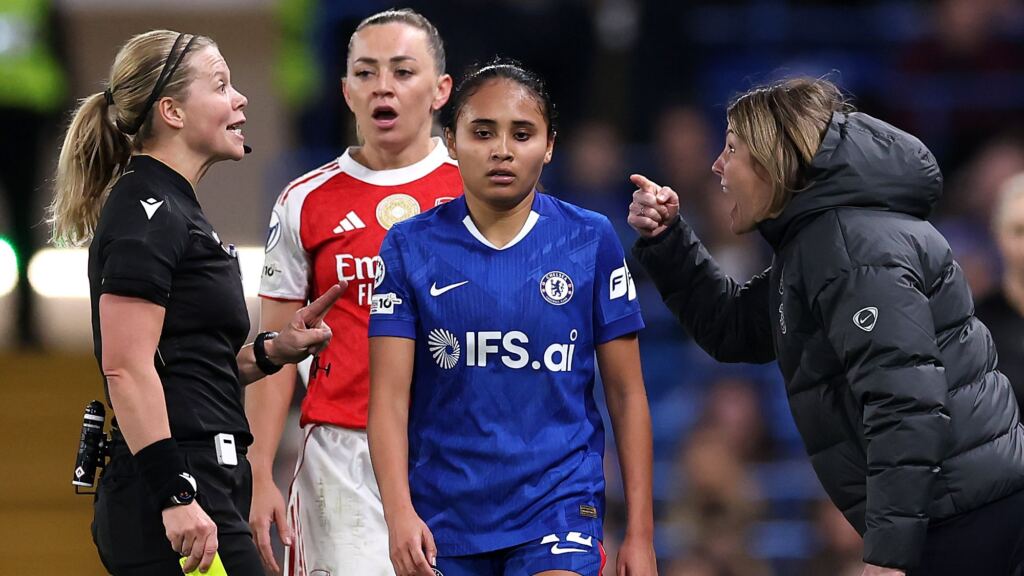 سونيا بومباستور لديها أدلة! مدربة تشيلسي الغاضبة تُخرج هاتفها أثناء المقابلة بعد أن أفلتت كاتي ماكابي لاعبة أرسنال من العقاب على شد شعر أليسا طومسون، في الوقت الذي خرج فيه «البلوز» من دوري أبطال أوروبا