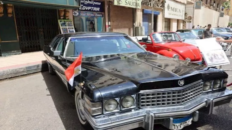 سيارة السادات تثير جدلاً بعد ظهورها في وسط القاهرة قبل أيام.. ماذا نعرف؟