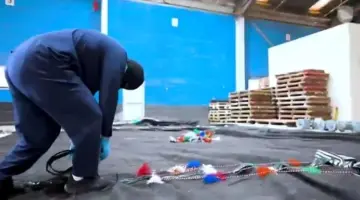 صحيفة المرصد – مخبأة داخل إرسالية خيام.. بالفيديو.. إحباط تهريب أكثر من 154 ألف قرص «إمفيتامين» في منفذ الحديثة