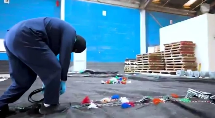 صحيفة المرصد – مخبأة داخل إرسالية خيام.. بالفيديو.. إحباط تهريب أكثر من 154 ألف قرص «إمفيتامين» في منفذ الحديثة