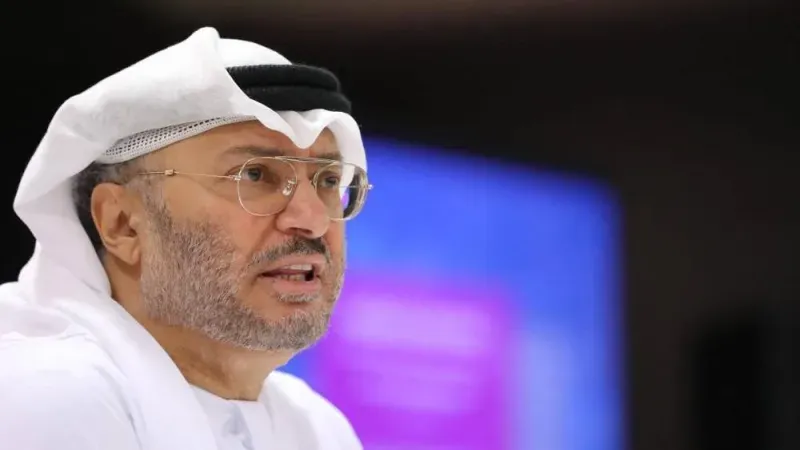 قرقاش: مضيق هرمز ينبغي ألا يكون «رهينة بيد دولة واحدة»