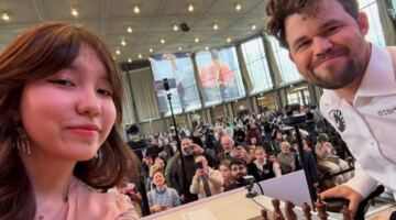 كارلسن يوافق على صورة سيلفي ثم يطلب مصادرة هاتف منافسته (فيديو)