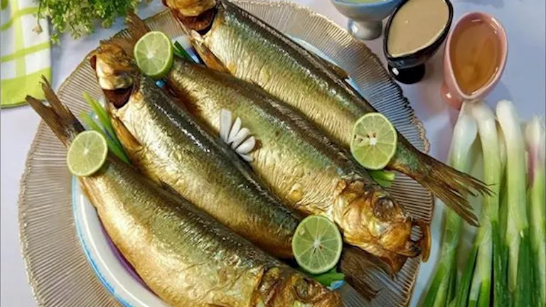 لونها أحمر وردي.. خبير ملوثات غذاء يوضح أفضل طريقة لشراء الأسماك المملحة