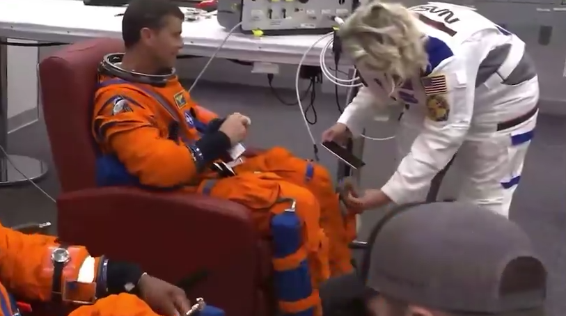 ما نوع الهاتف الذي استعمله طاقم أرتميس 2 في الفضاء؟