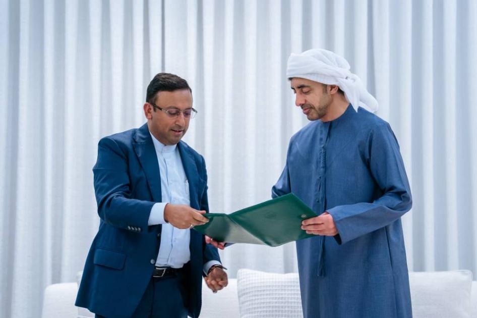 محمد بن زايد يتلقى رسالة خطية من رئيس وزراء بنغلاديش تتعلق بالعلاقات