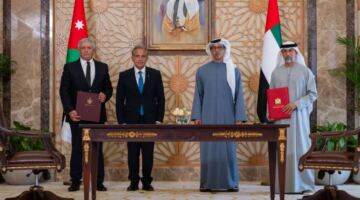 منصور بن زايد ورئيس الوزراء الأردني يحضران توقيع اتفاقية بين الإمارات والأردن لإنشاء شبكة سكك حديدية