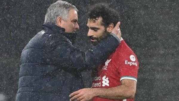 مورينيو يدافع عن محمد صلاح ويهاجم جيمي كاراجر