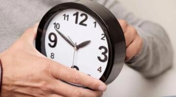 موعد تغيير الساعة في مصر.. هل تتأثر مواعيد الدراسة والعمل بالتوقيت الصيفي؟