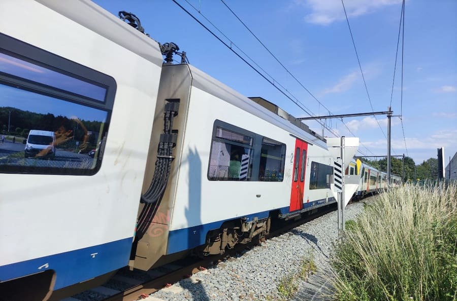 هاتف محمول ينهي حياة مراهقة تحت عجلات القطار! – شبكة بلجيكا 24 الإخبارية