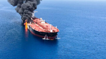 هجمات الملاحة تستمر.. استهداف ناقلة وسفينة شحن في مياه الخليج | أخبار