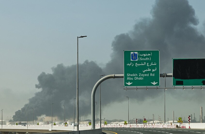 هجوم بطائرة مسيّرة يستهدف مبنى في الشارقة واشتعال ناقلة نفط قبالة دبي