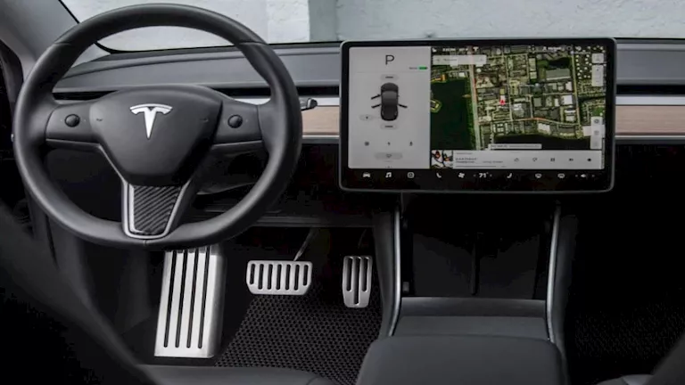 هولندا أول دولة أوروبية تعتمد نظام تسلا للقيادة الذاتية المتقدمة