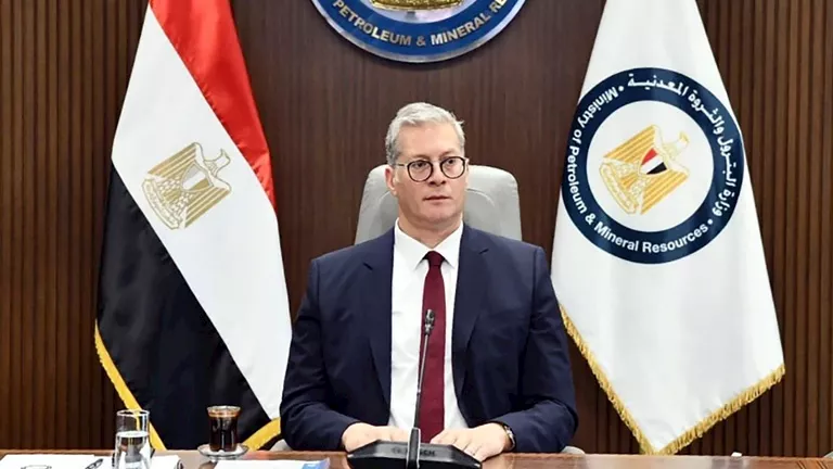 وزير البترول يستقبل جثمان شهيد حادث الإمارات في مطار القاهرة