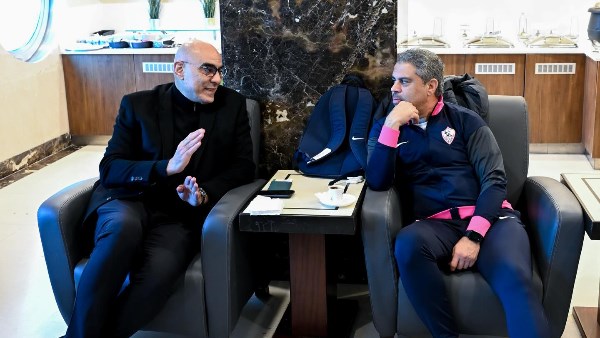 وفد السفارة المصرية بالجزائر يستقبل بعثة الزمالك قبيل لقاء شباب بلوزداد