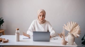 يبدأ غدًا.. كيف ينظم القانون حقوقك في حالة العمل من البيت؟