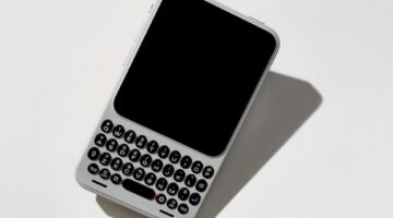 يوفر Clicks Communicator هاتف لوحة المفاتيح على طراز BlackBerry