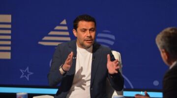 أحمد حسن يُشيد بجماهير الزمالك: «تيفو» عالمي.. ومعتمد جمال قدّم كل ما لديه                                                                                                                                                    17/05/2026 12:41 ص                                                                                                                                                    أشاد أحمد حسن بجماهير نادي الزمالك خلال مواجهة اتحاد العاصمة في نهائي كأس الكونفدرالية الإفريقية، مؤكدًا أن الحضور