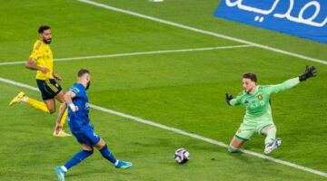 تعادل مثير يشعل الجولة الأخيرة بالدوري السعودي.. كيف يحسم اللقب إذا تساوى الهلال والنصر؟ 13/05/2026 09:34 ص أشعل الهلال صراع لقب الدوري السعودي للمحترفين حتى اللحظات الأخيرة بعدما انتزع تعادلاً قاتلاً من غريمه التقليدي النصر بنتيجة (1-1) في قمة الجولة الـ32.