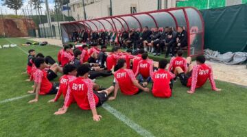 جلسة تحفيزية للاعبي منتخب الناشئين قبل مواجهة تونس بكأس الأمم الأفريقية 14/05/2026 09:14 م عقد حسين عبداللطيف، المدير الفني لمنتخبنا الوطني، تحت 17 عامًا جلسة مع لاعبي المنتخب،