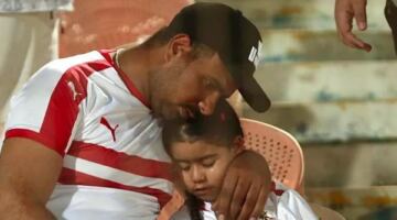 حفيظ دراجي يُشيد بدموع جماهير الزمالك والروح الرياضية بعد نهائي الكونفدرالية | صور                                                                                                                                                    17/05/2026 04:18 ص                                                                                                                                                    علق المعلق الرياضي الجزائري حفيظ دراجي علي حالة الحزن التي سيطرت على لاعبي نادي الزمالك والجماهير البيضاء، عقب الهزيمة أمس على يد