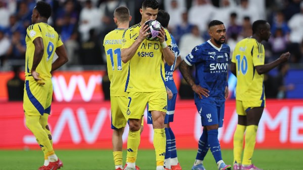ديربي يحكم التاريخ.. كيف تحولت أرقام الهلال والنصر إلى رواية صراع لا تنتهي؟
                                                
                                                
                                                    12/05/2026 11:28 ص
                                                
                                                
                                                    حين يلتقي النصر والهلال تتوقف الحسابات التقليدية لكرة القدم ويتحول الملعب إلى مساحة مفتوحة للتاريخ والهيمنة والثأر والزعامة، ديربي الرياض لم يعد مجرد مباراة تلعب على ثلاث نقاط بل أصبح مرآة لعقود طويلة