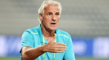 زلزال فني في كوراساو.. استقالة مفاجئة للمدرب فريد روتن قبل المونديال بشهر                                                                                                                                                       12/05/2026 11:53 ص                                                                                                                                                       في تطور مفاجئ قبل انطلاق كأس العالم 2026 بشهر واحد، أعلن الاتحاد الكوراساوي لكرة القدم استقالة