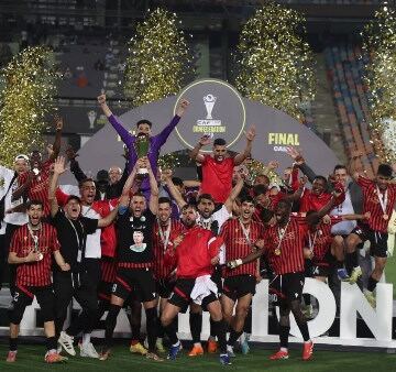 شاهد مراسم تتويج اتحاد العاصمة ببطولة الكونفدرالية بعد إسقاط الزمالك بركلات الترجيح
                                                
                                                
                                                    17/05/2026 12:26 ص
                                                
                                                
                                                    تُوج  اتحاد العاصمة بلقب بطولة الكونفدرالية الإفريقية بعد فوزه المثير على نادي الزمالك بركلات الترجيح، في المواجهة…