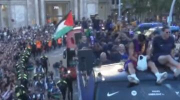 فليك يعلّق على رفع لامين يامال علم فلسطين في احتفالات برشلونة: لا أفضل هذه التصرفات                                                                                                                                                    12/05/2026 03:40 م                                                                                                                                                    أثارت لقطة النجم الشاب لامين يامال وهو يلوّح بعلم فلسطين خلال احتفالات برشلونة بلقب الدوري الإسباني، تفاعلًا واسعًا عبر مواقع التواصل الاجتماعي ووسائل الإعلام العالمية.